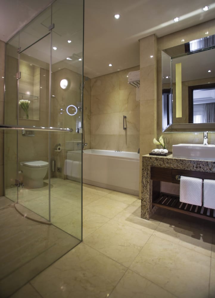 Executive Suite, 1 King Bed, Pool View thumbnail 5