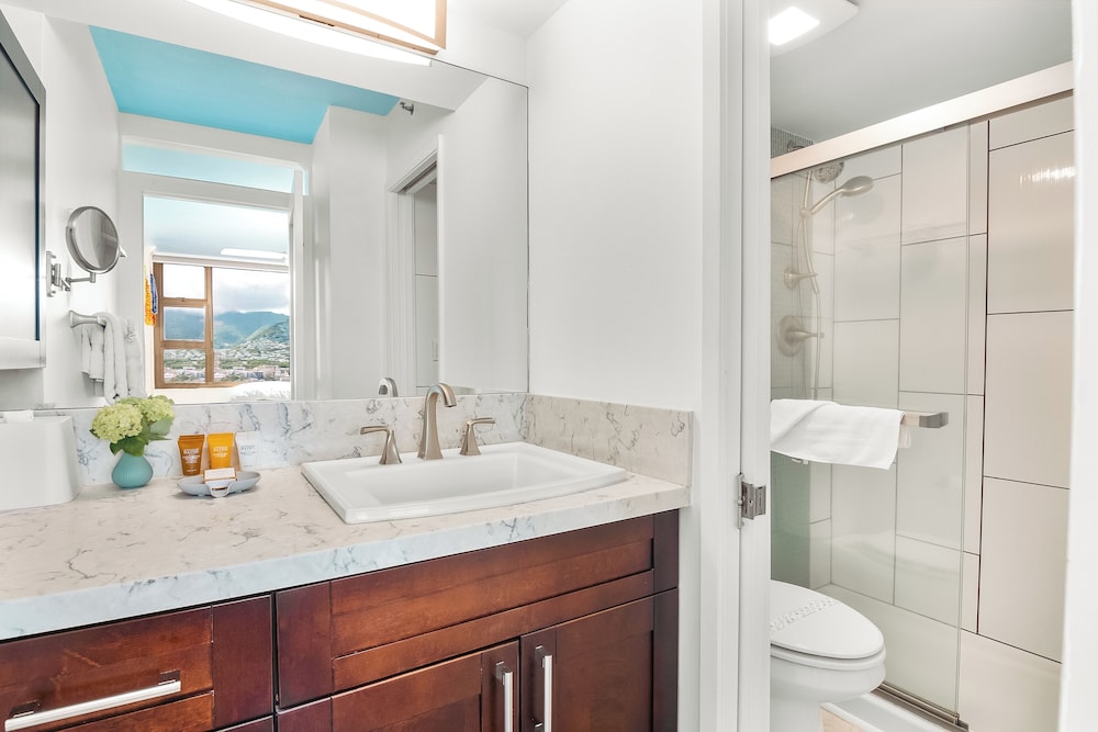 Premium Remodeled Condo with Ocean View and Parking: Condo, 1 Bedroom, Mountain View (0122) photo
