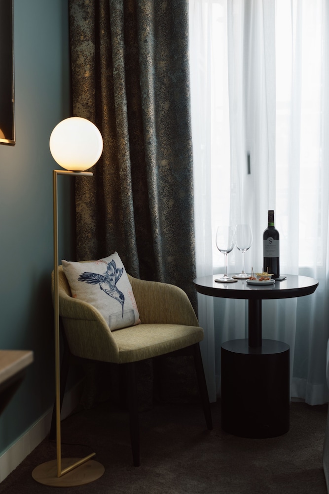 Family Suite, Queen Bed and Sofa, Ground Floor photo 2