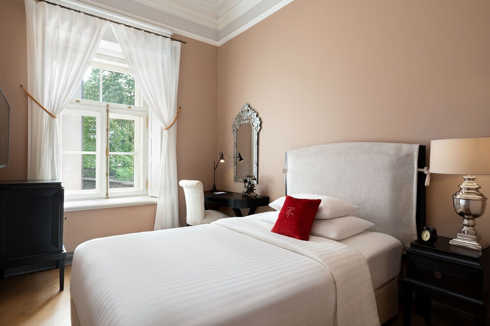 Comfort Room, 1 Queen Bed (Courtyard View) - Photo 3