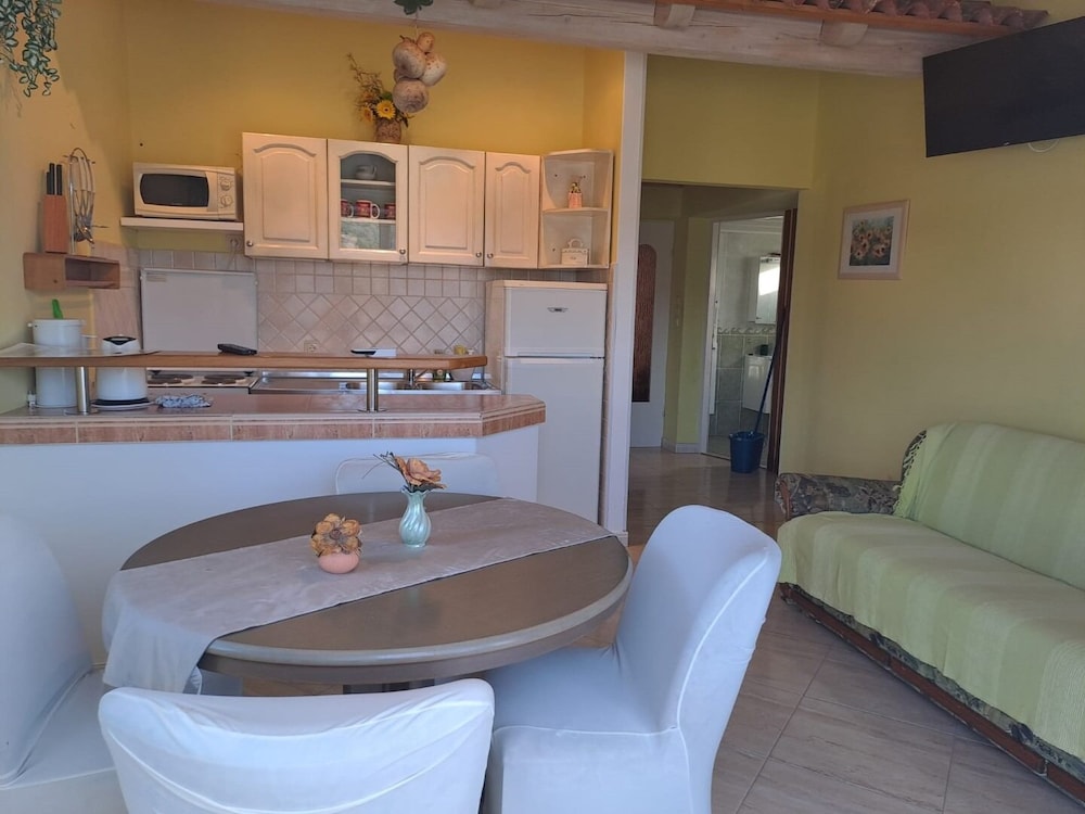 Apartment (Mig - with beautiful garden - A4 zele)