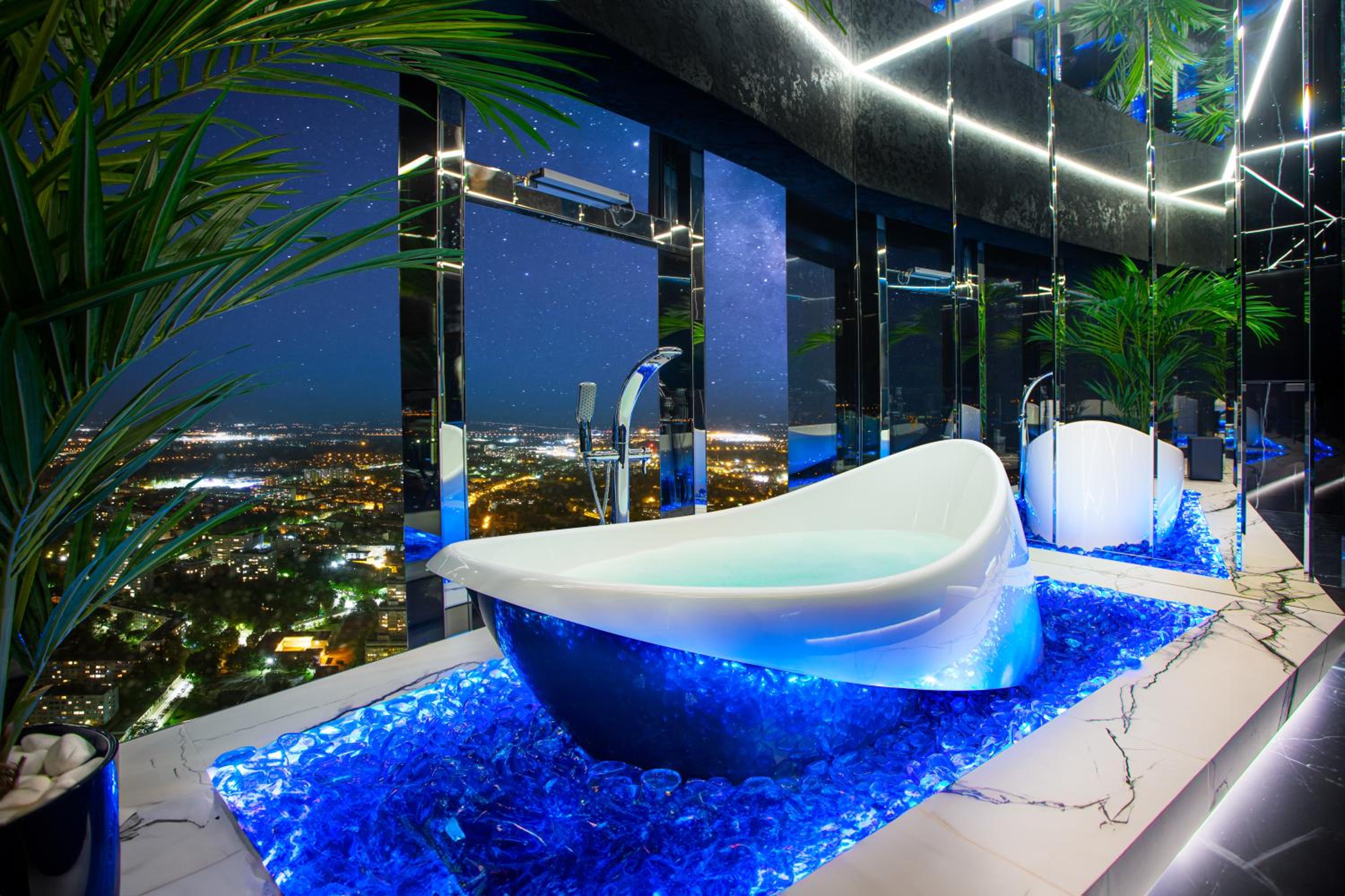 41 Floor Apartment with Bathtub