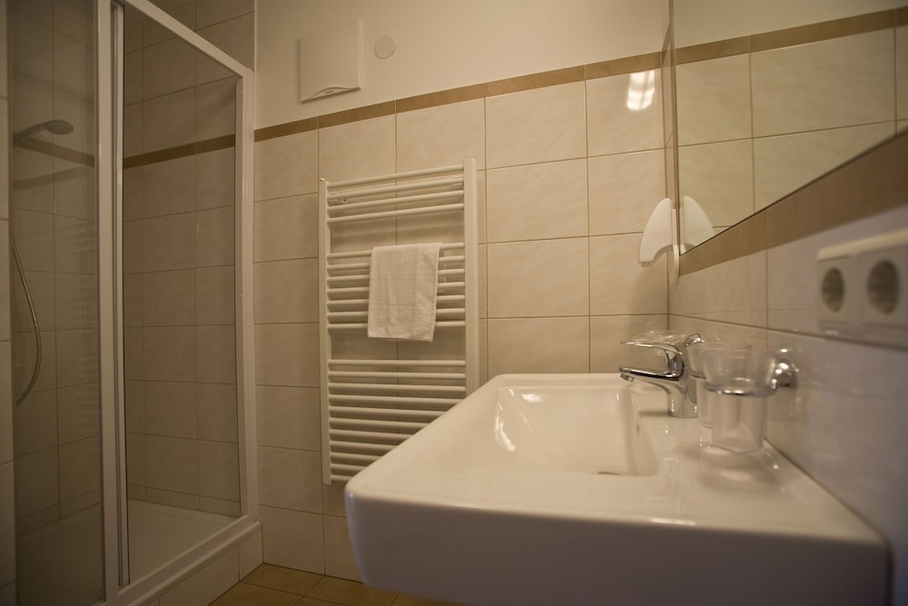 Single Room, Multiple View