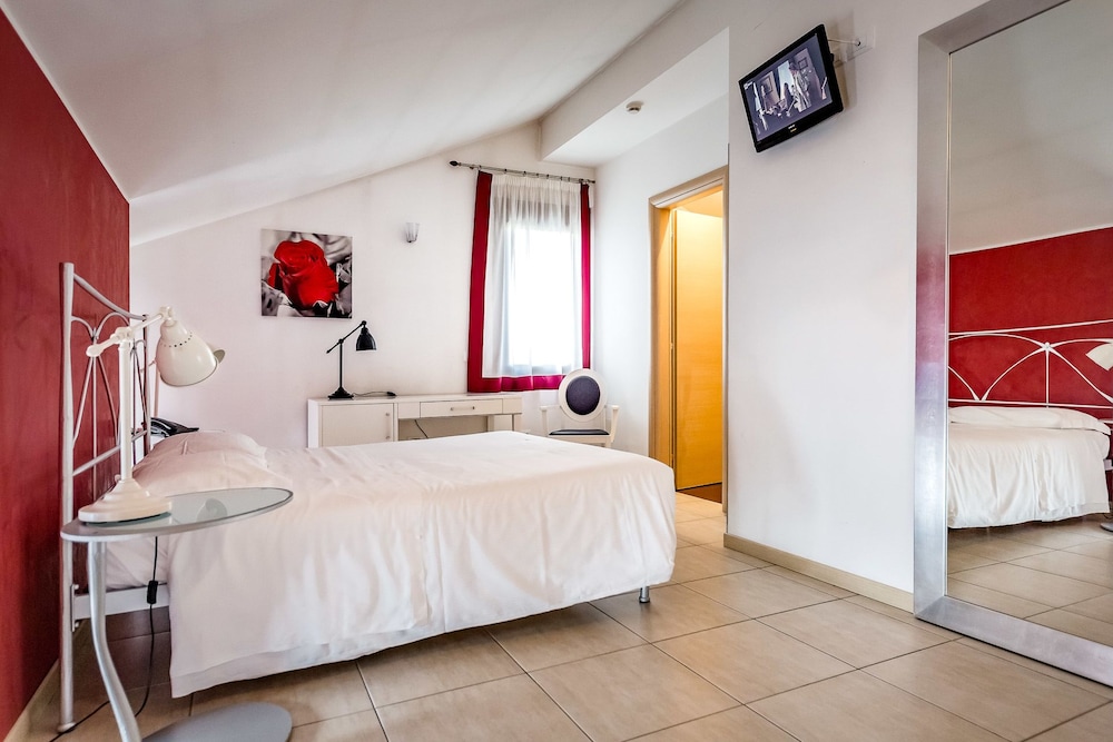 Deluxe Triple Room, City View photo 3
