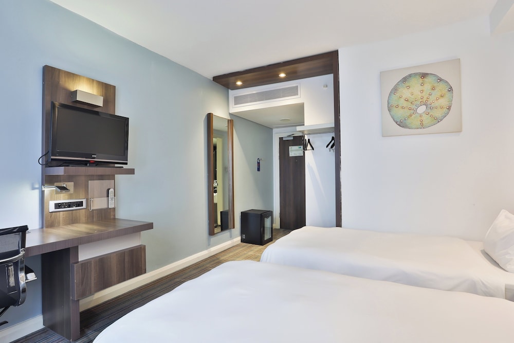 Standard Room, 2 Twin Beds, Smoking, Ocean View - Photo 9