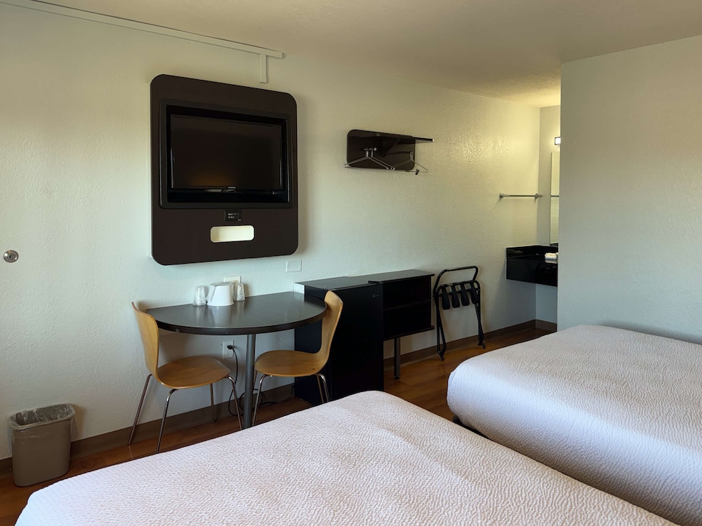 Standard Room, 2 Double Beds, Non Smoking, Refrigerator & Microwave photo 3