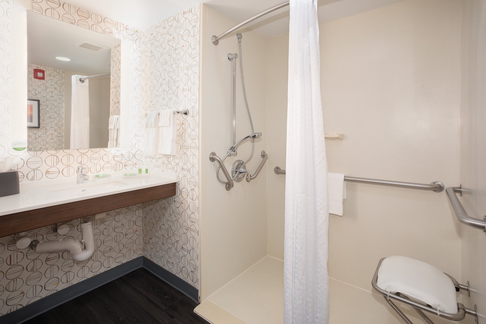 Standard Room, 2 Queen Beds, Accessible (Communications, Roll-In Shower) photo 2
