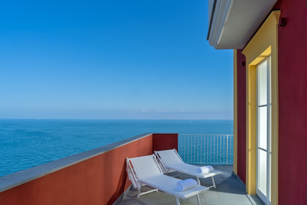 Junior Suite, Hot Tub, Sea View (Deluxe) - Photo 13