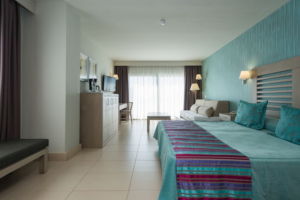 Junior Suite (1 adult and 2 children) photo 2