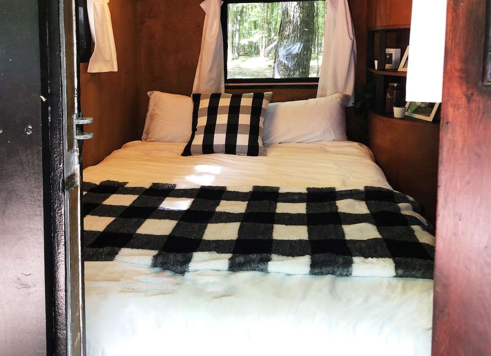 Jim Dandy Vintage Camper & Luxury Tent #8 (Premiere Resort Amenities Inc) photo 1