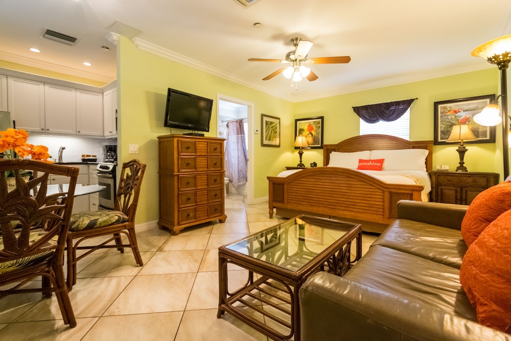Deluxe Room, 1 King Bed, Kitchen (Designer Efficiency)