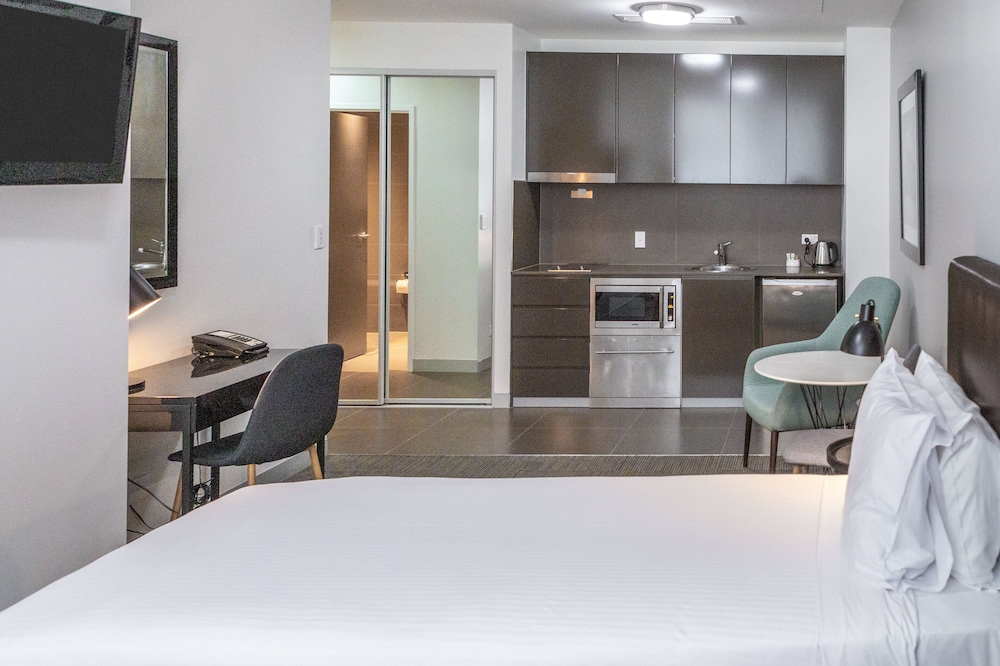 Standard Studio Suite, 1 King Bed photo 3