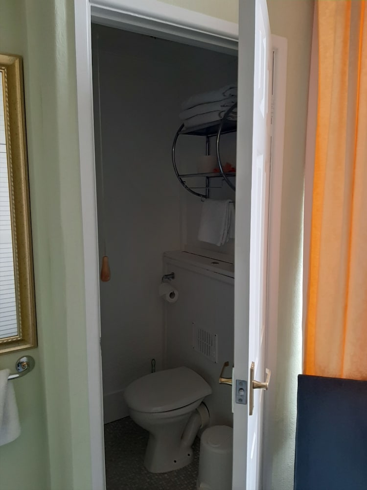 Room 8, Small Family/Twin, 1st Floor photo 2