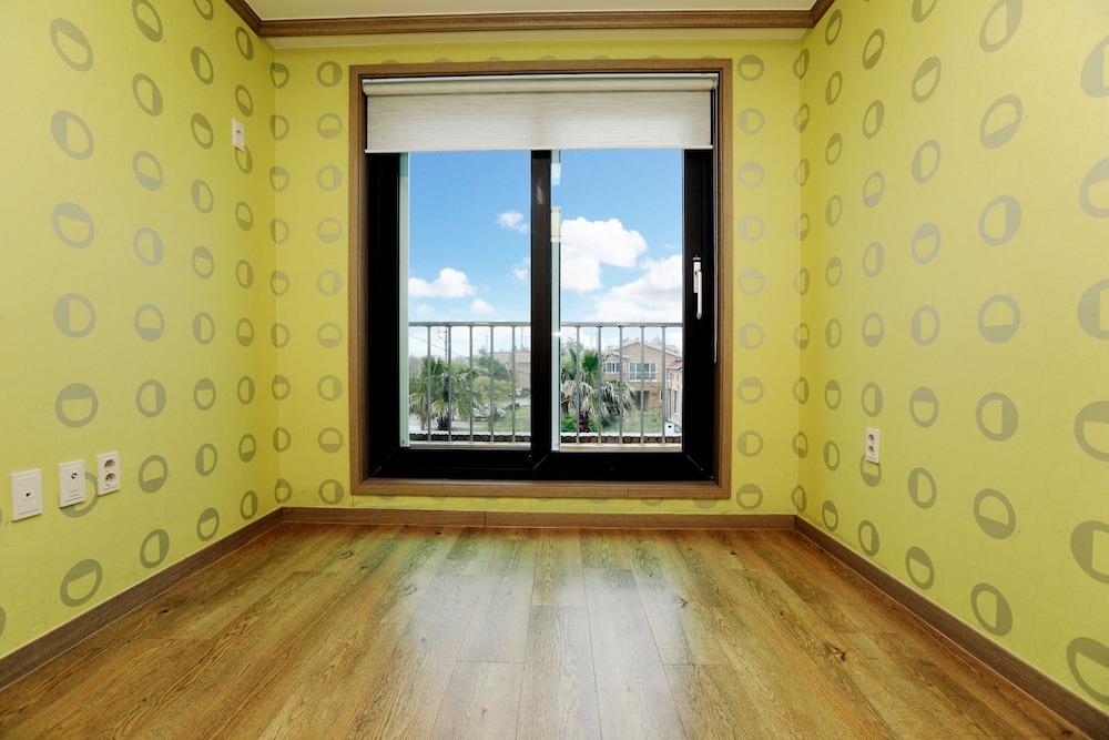 Pine 2nd Floor photo 2