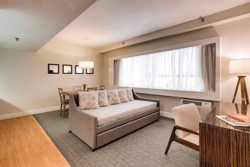 Suite, 1 Bedroom, Accessible, Kitchenette - Photo 4