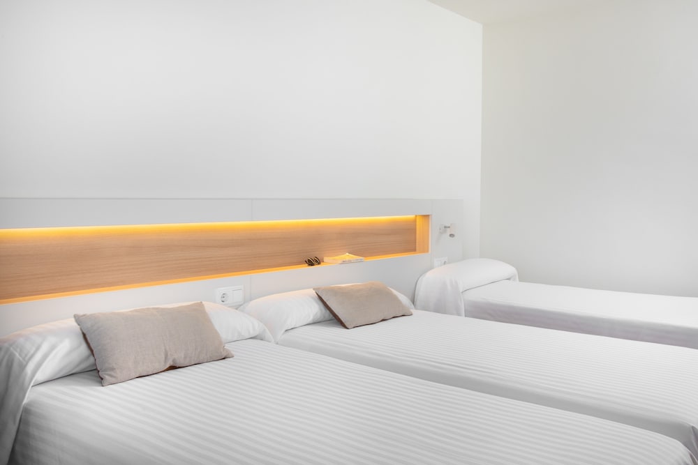 Superior Triple Room (2 Adults + 1 Child) - Photo 3