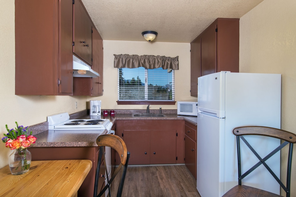 Deluxe Room, 2 Queen Beds, Kitchen, Lake View - Photo 6