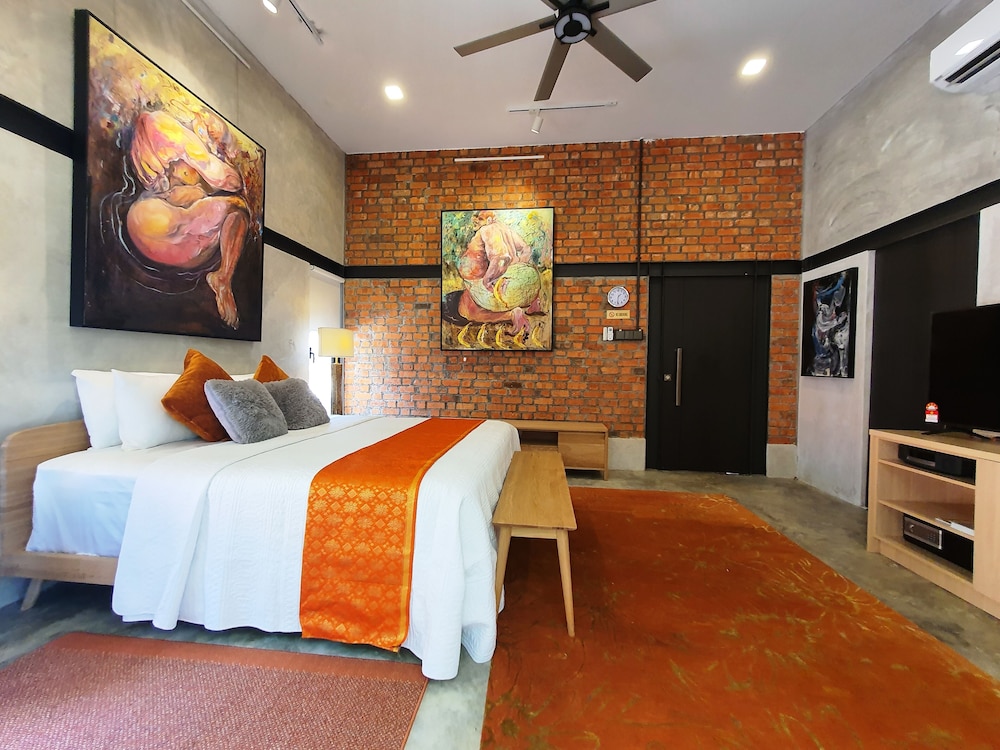 Executive Suite - Photo 1