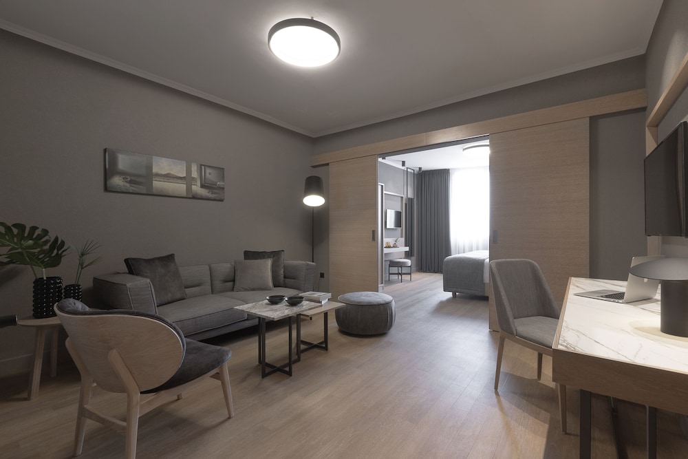 Executive Suite - Photo 9