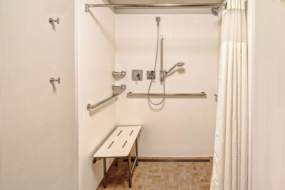 Executive Suite, 1 Bedroom, Balcony (Mobility/Hearing Access, Roll-In Shwr) photo 2