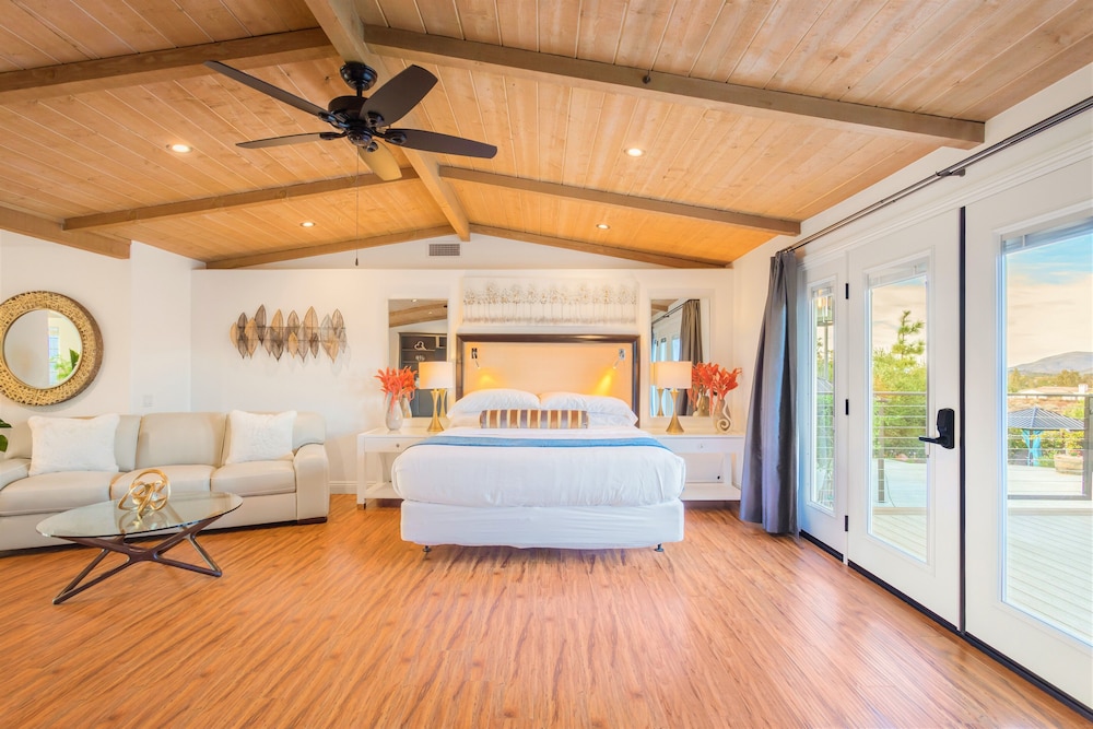 Deluxe Room, 1 King Bed, Pool View photo 2