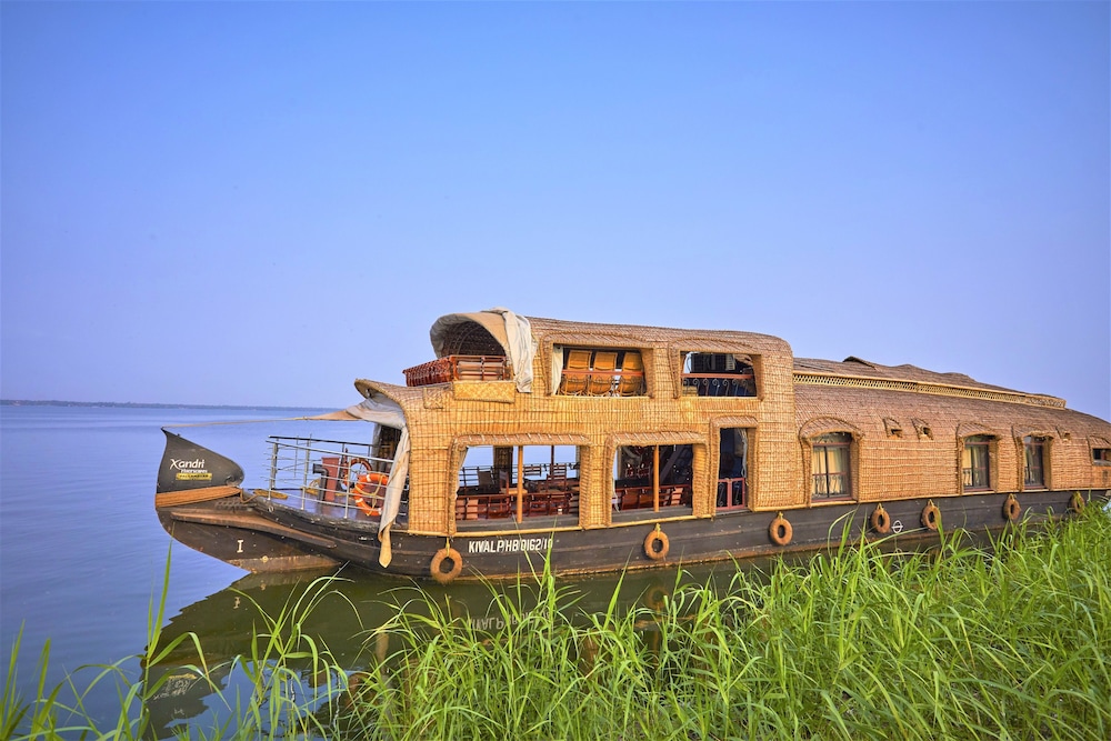 3 Bedroom Houseboat MZ photo 2