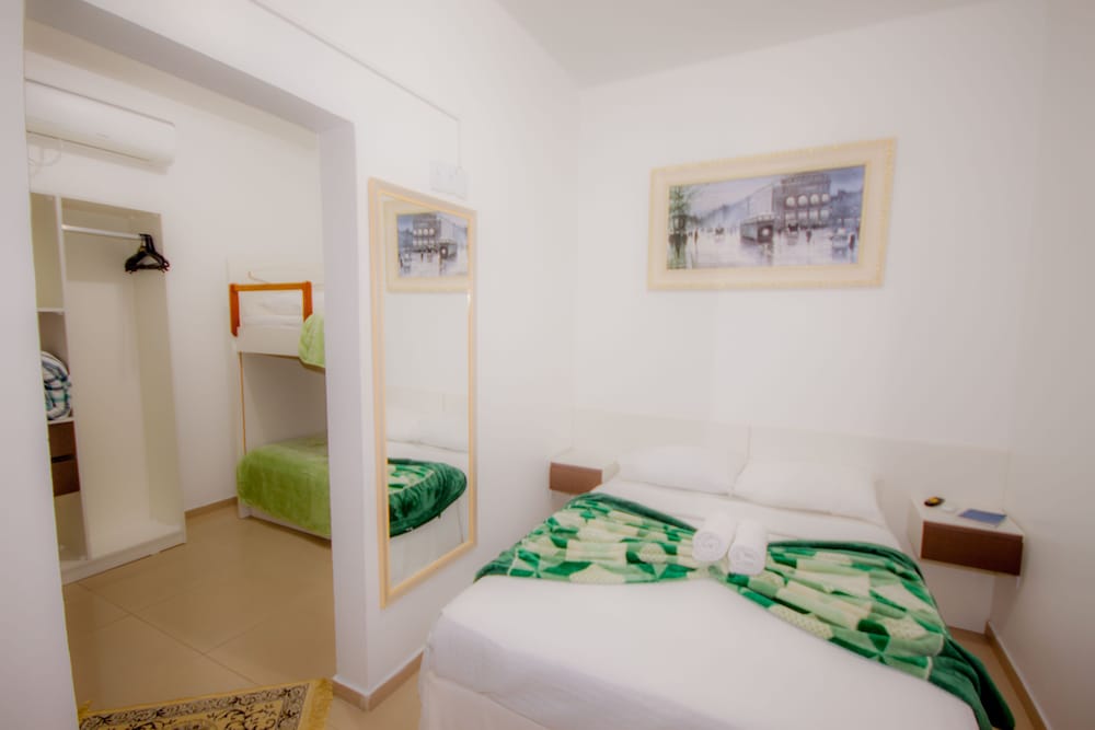 Economy Triple Room photo 2