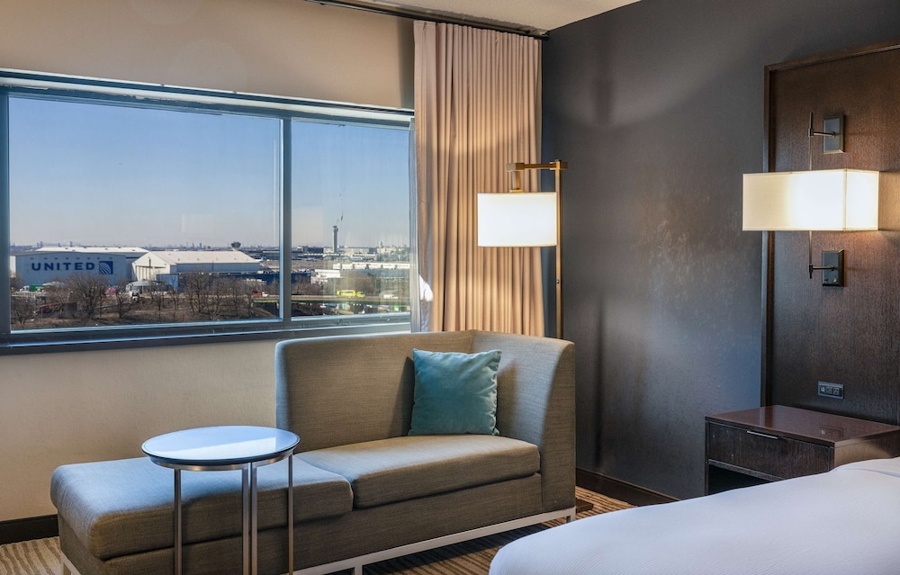 Room, 1 King Bed (Views of EWR Runway and Port)