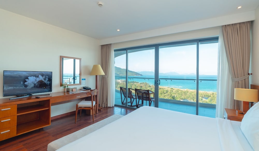 Deluxe Twin Room, Bathtub, Ocean View photo 2