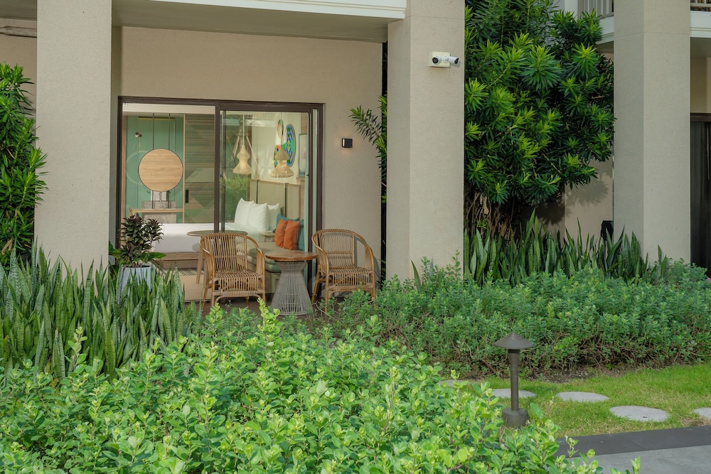 Standard Room, 2 Double Beds, Pool Access - Photo 8