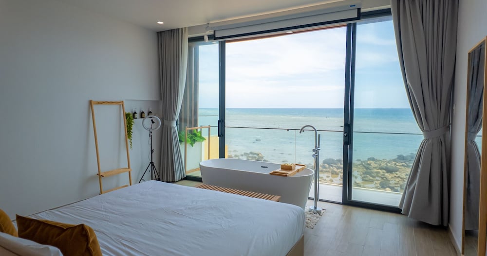 Deluxe Double Room, 1 King Bed, Balcony, Ocean View photo 2