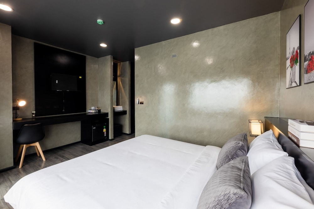 Standard King Room - Photo 12