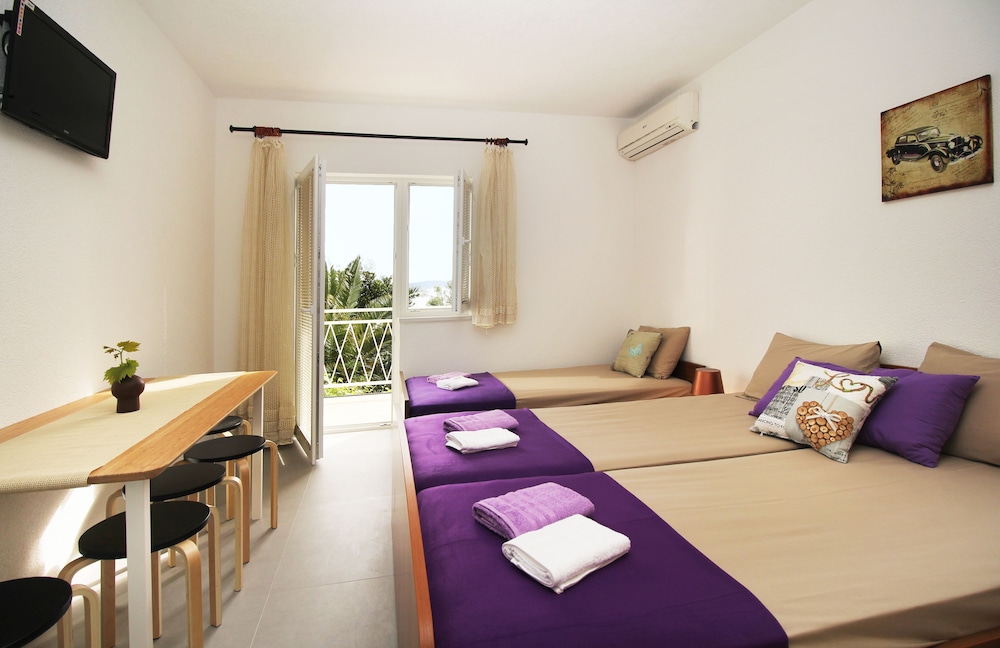 Apartment (Lila)