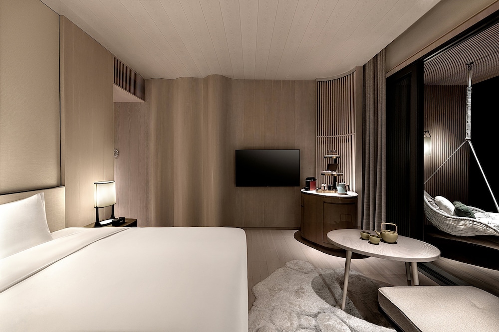 Standard Room, 1 King Bed, Mountain View (Lingfeng Mountain Vw Courtyard Access) - Photo 3