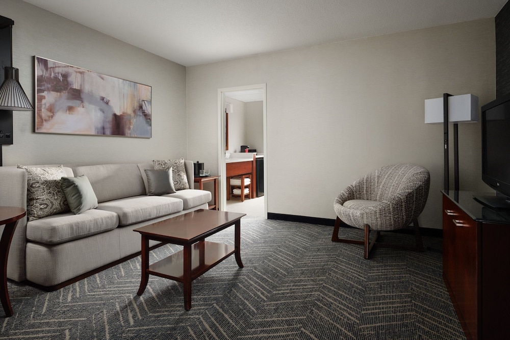 Club Suite, 1 Bedroom (Mobility Accessible, Roll-in Shower) - Photo 7