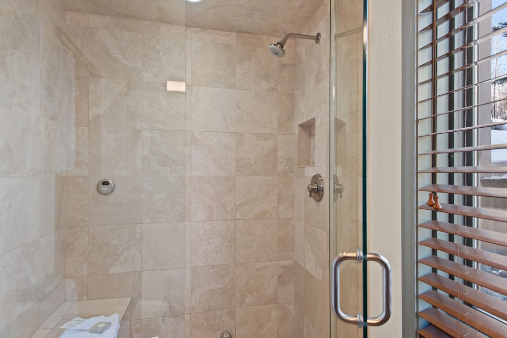 Deluxe Condo, 2 Bedrooms, Patio, Mountain View (Chamonix 17) photo 2