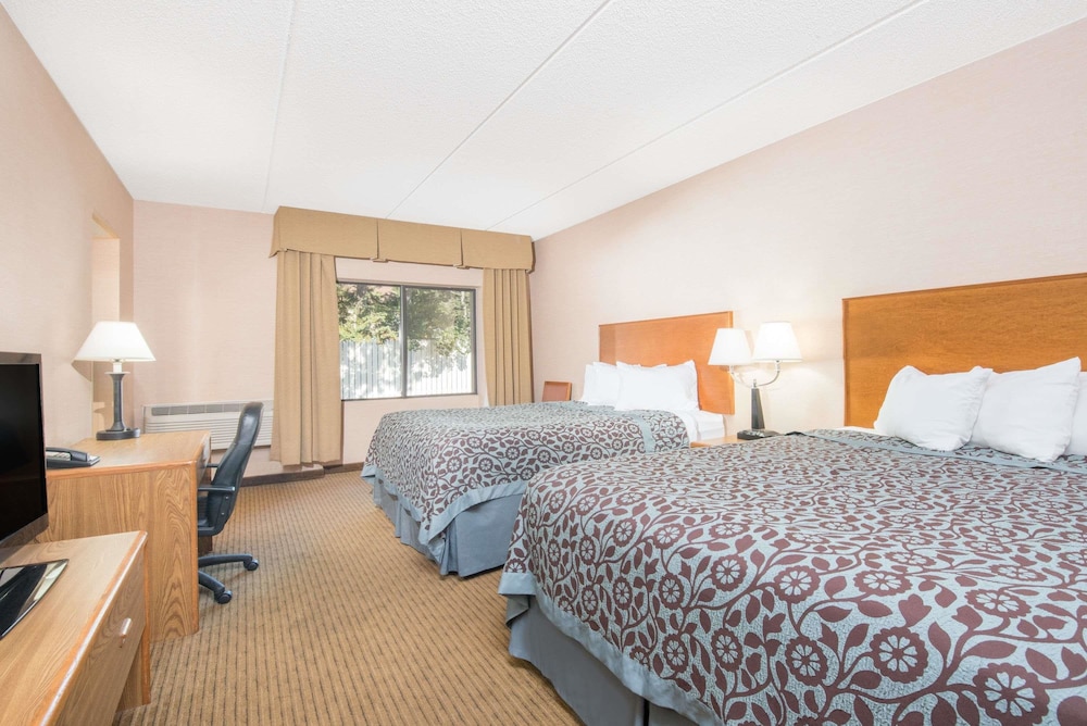 Room, 2 Queen Beds, Non Smoking, Lake View photo 1