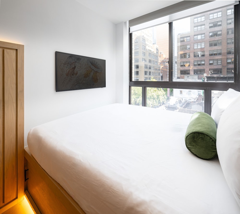 Majestic Midtown Escape: Queen Room