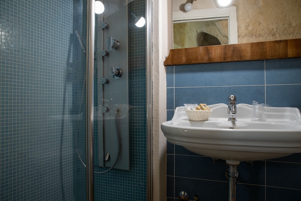 Mini Cave Suite - Photo 6