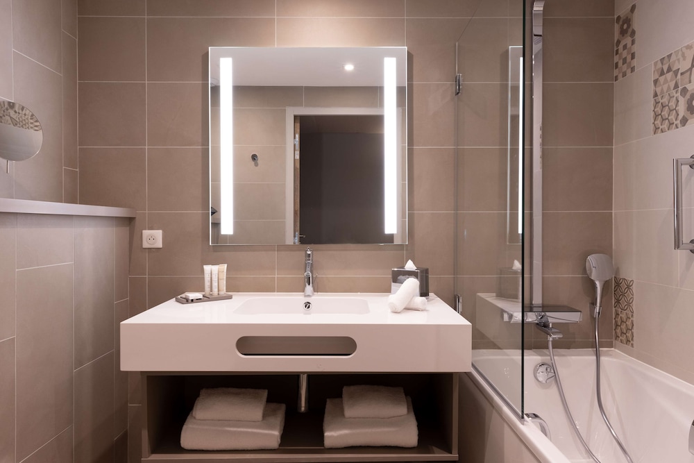 Suite, 1 Bedroom - Photo 2