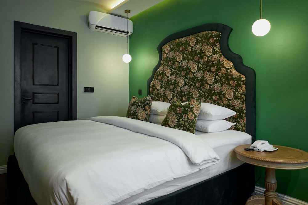 Deluxe Suite, Courtyard View