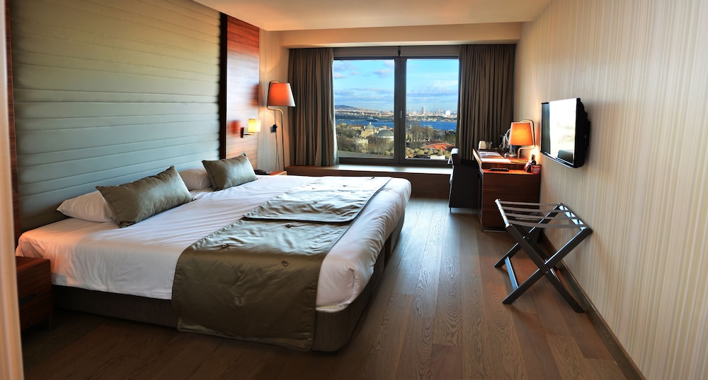 Corner Deluxe Room with Sea View