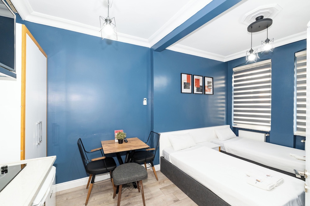 M) TWO BEDROOM APARTMENT