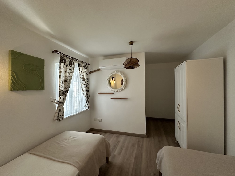 Standard Twin Room - Photo 3
