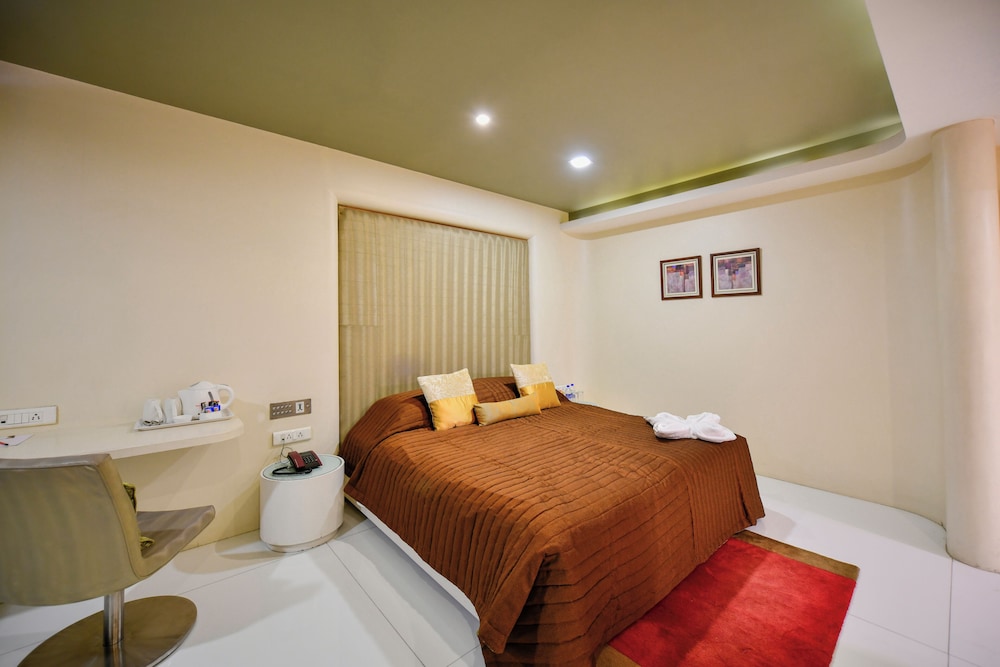 Premium Double Room, 1 King Bed - Photo 3