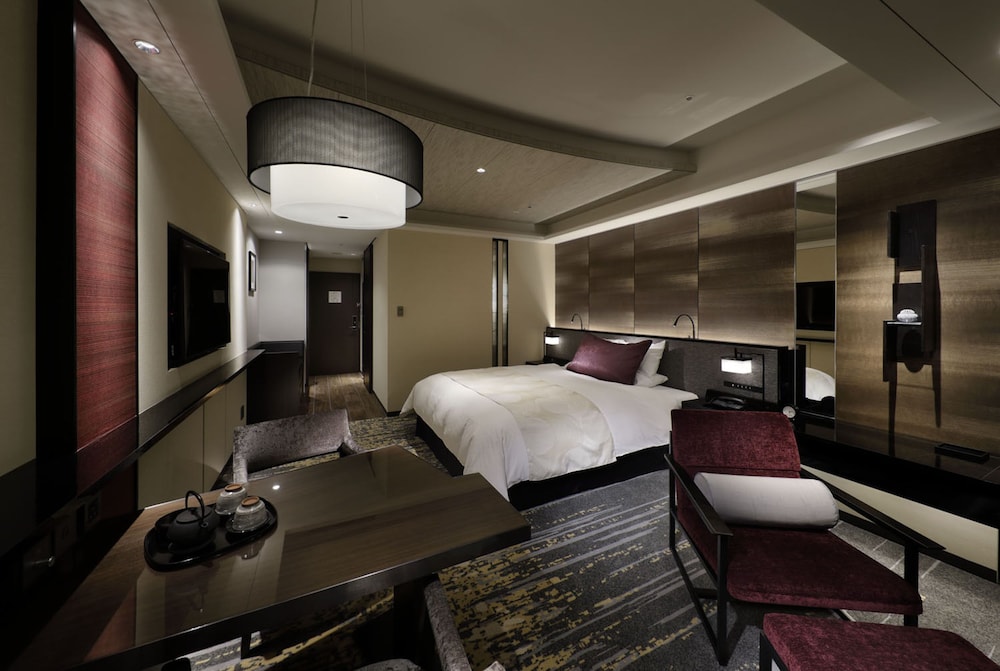 Non Smoking, 1 King Bed, Granvia Deluxe Room with Club Lounge Access - Photo 4