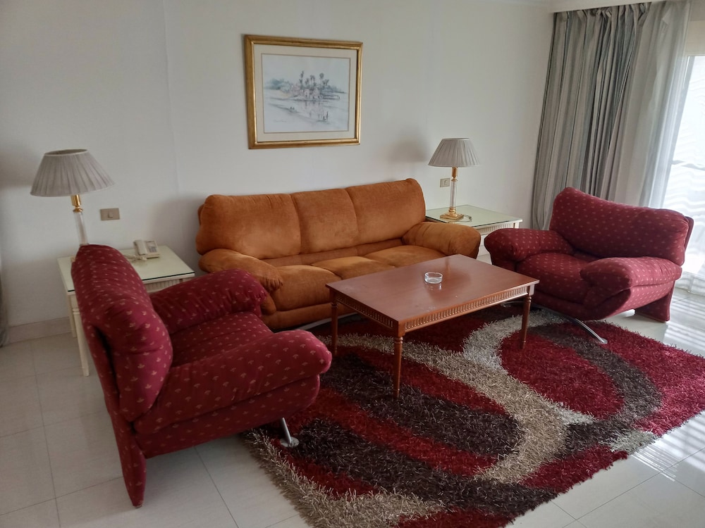 Family Room – Garden View photo 3