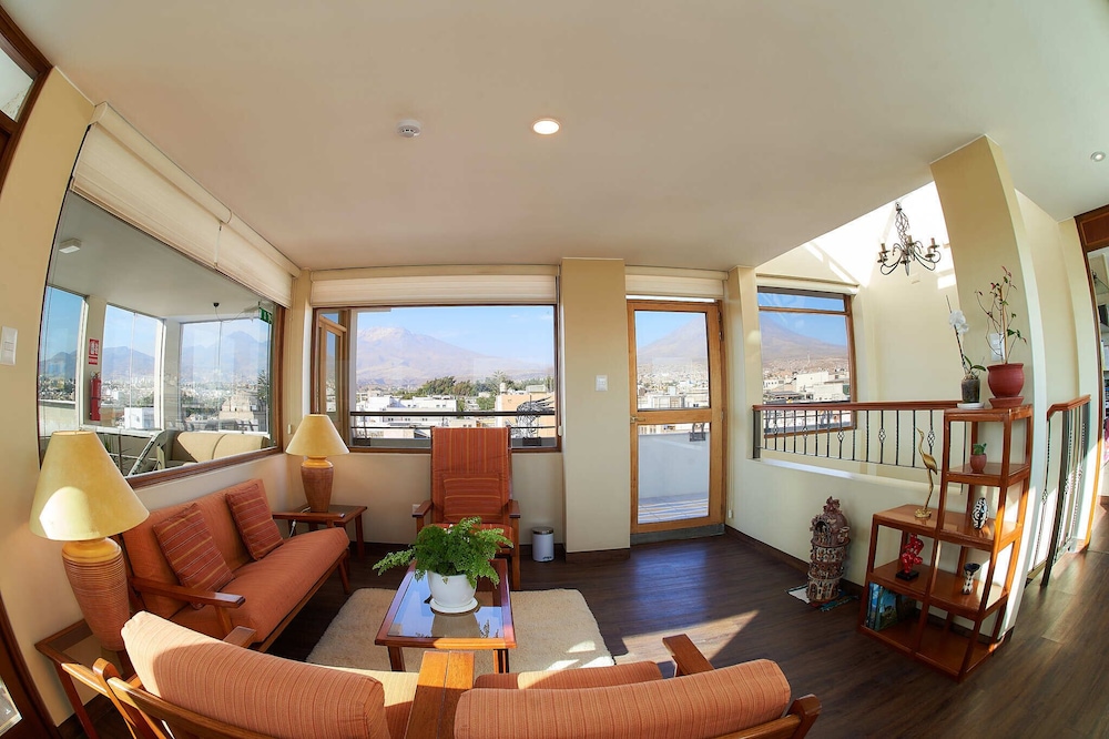 Deluxe Duplex, 1 King Bed, Jetted Tub, City View photo 3