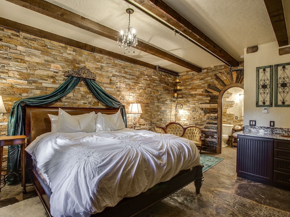 Romantic Double Room, Ensuite, River View (Olde Rose Suite)