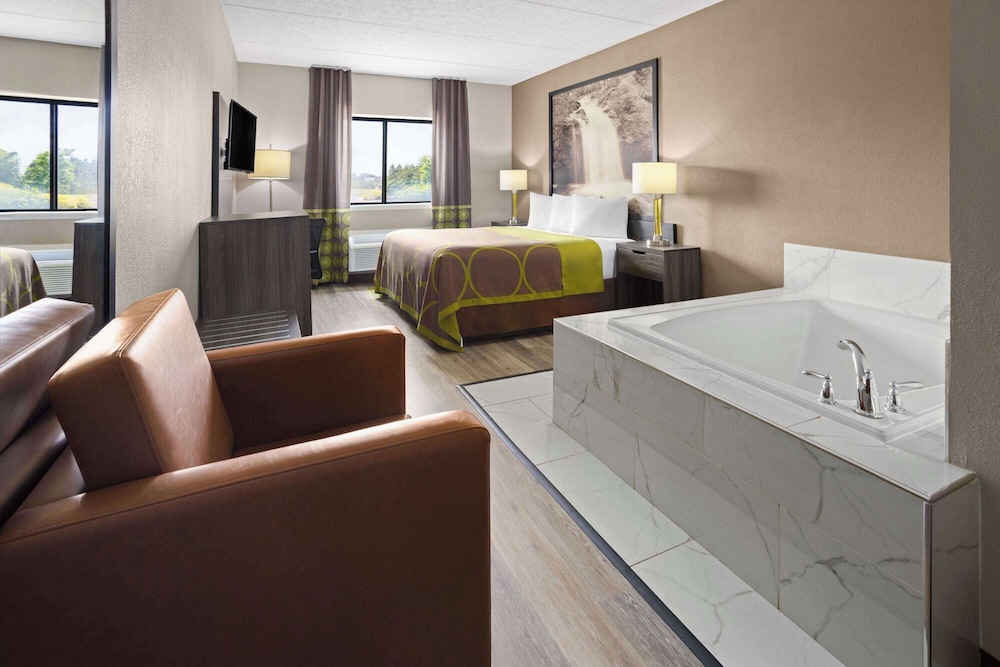 Deluxe Studio Suite, 1 King Bed, Non Smoking, Hot Tub - Photo 1